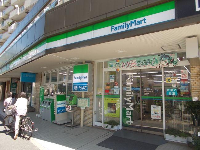 コンビニ　ファミリーマート文京白山駅前店（コンビニ）まで70m