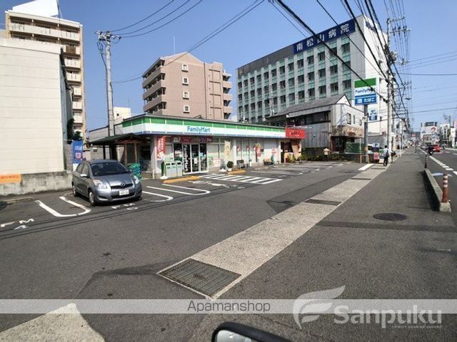 コンビニ　ファミリーマート（コンビニ）まで513m