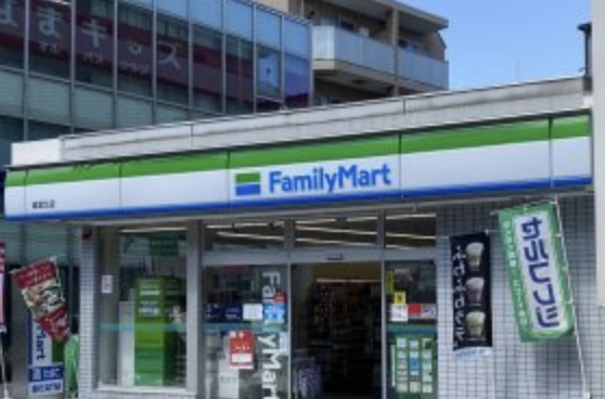 コンビニ　ファミリーマート 経堂北店（コンビニ）まで555m