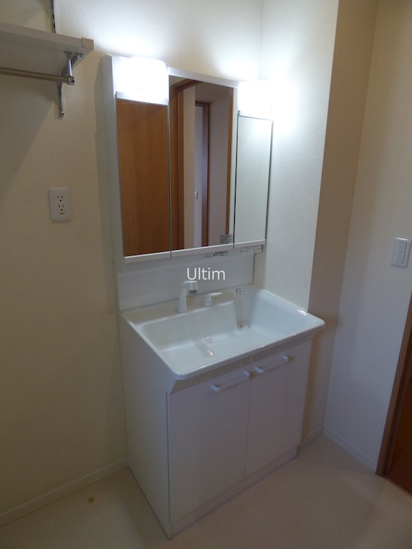 洗面設備　別のお部屋の写真です。参考までに。