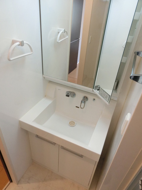 洗面設備　同物件の別部屋のお写真になります。