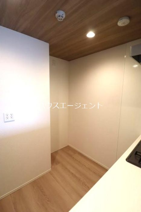 その他　キッチンには冷蔵庫置場があり広々使えます。