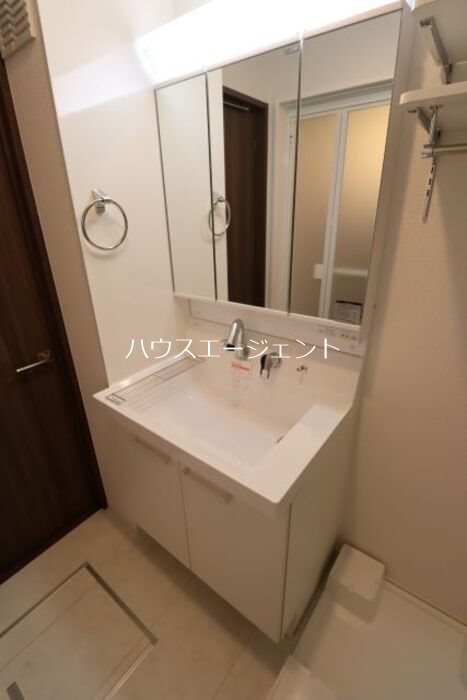 洗面設備　便利なシャンプードレッサー付きです。