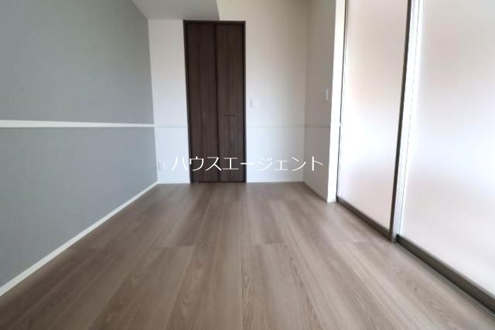 その他部屋・スペース　5帖の洋室。扉を開ければリビングと繋げて使う事も出来ます！