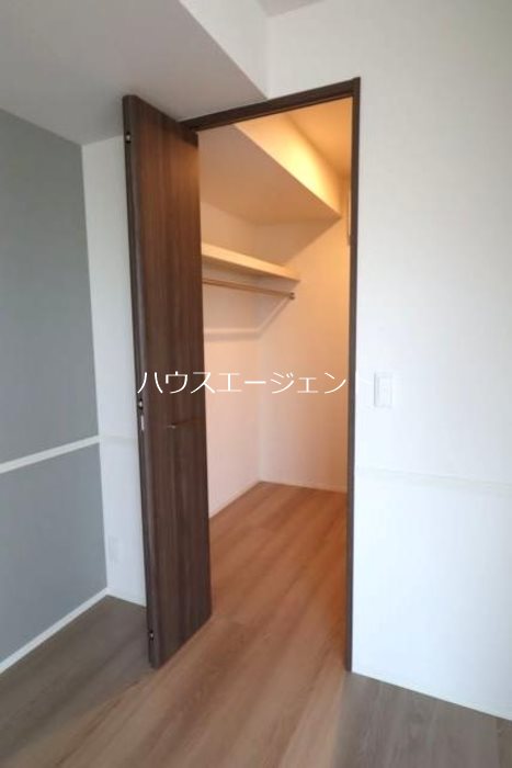 収納　洋室のウォークインクローゼット。たっぷり収納出来ます。
