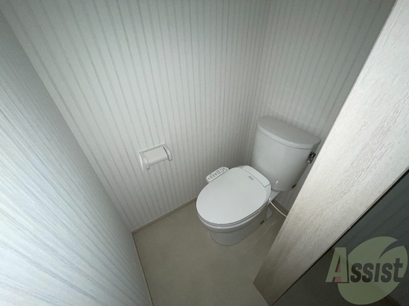 トイレ　トイレは温水洗浄便座付きで快適に過ごせそうです。