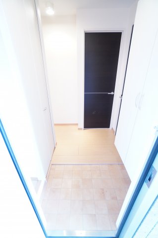 玄関　※同物件・反転タイプの写真です。