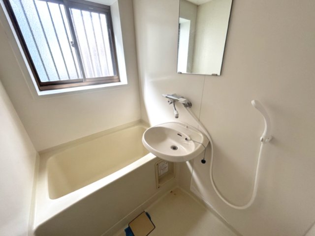 バス・シャワールーム　窓があるので換気もできます！