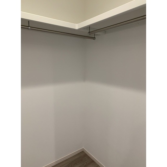収納　奥行きのあるウォークインクローゼット