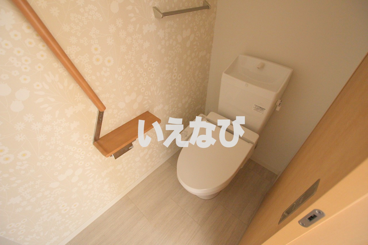 トイレ　同じ物件の違う部屋の写真です。