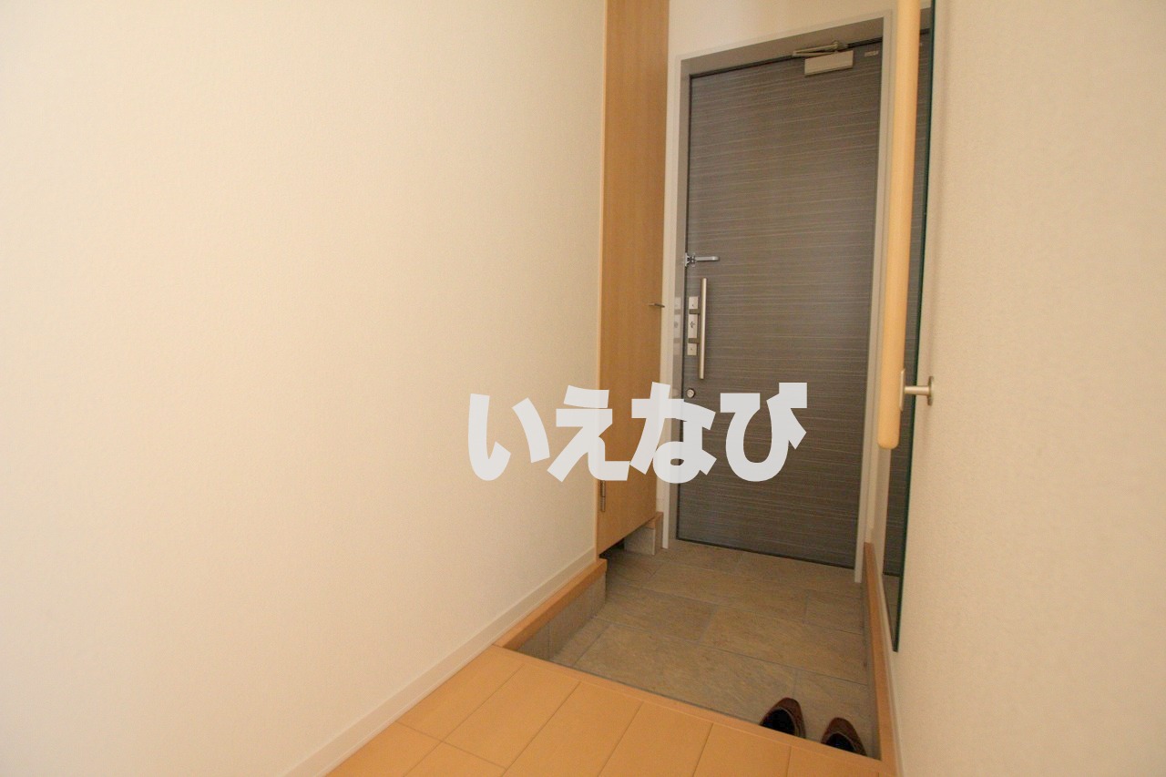 玄関　同じ物件の違う部屋の写真です。