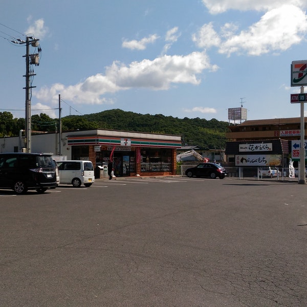 コンビニ　セブンイレブン岡山山崎店（コンビニ）まで924m