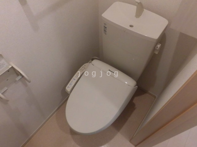 トイレ　嬉しい温水洗浄便座付きのトイレです。