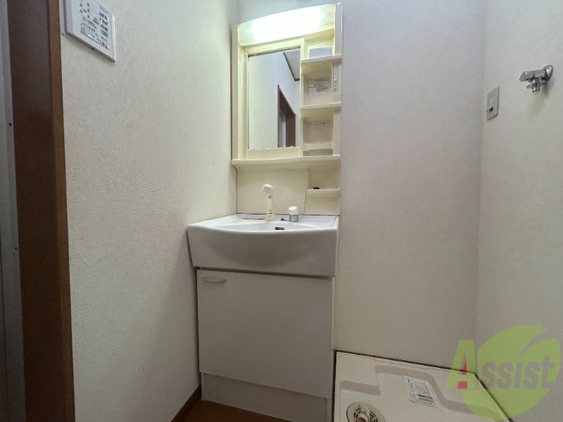 洗面設備　洗面台はシンプルなつくりで手入れがしやすそうですね。