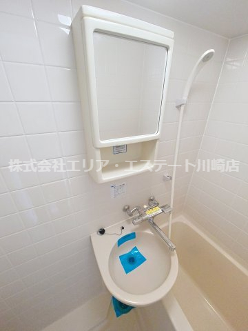 洗面設備　明るい洗面所です