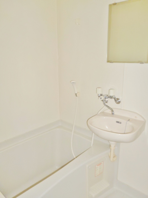 バス・シャワールーム　鏡付きの浴室