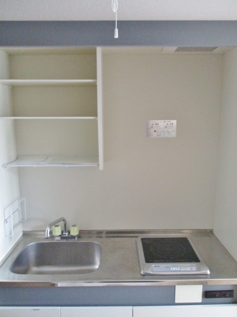 キッチン　備え付けのコンロ・収納棚付きの流し台。