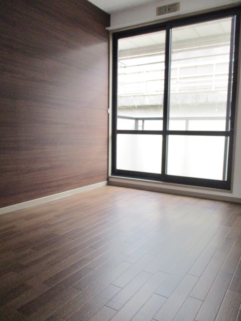 居室・リビング　１面のみアクセントクロスで左右の印象が異なります。