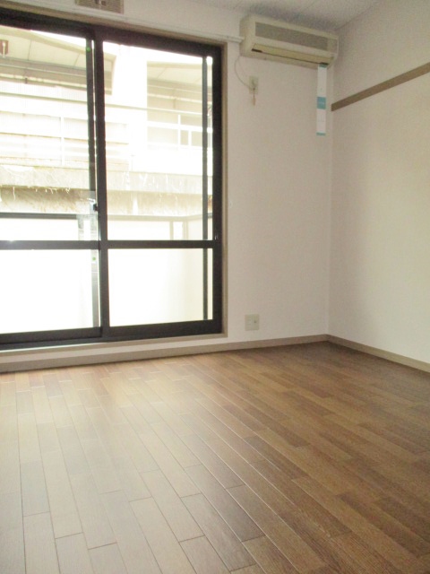 居室・リビング　床は、落ち着いたブラウン色木目調の居室