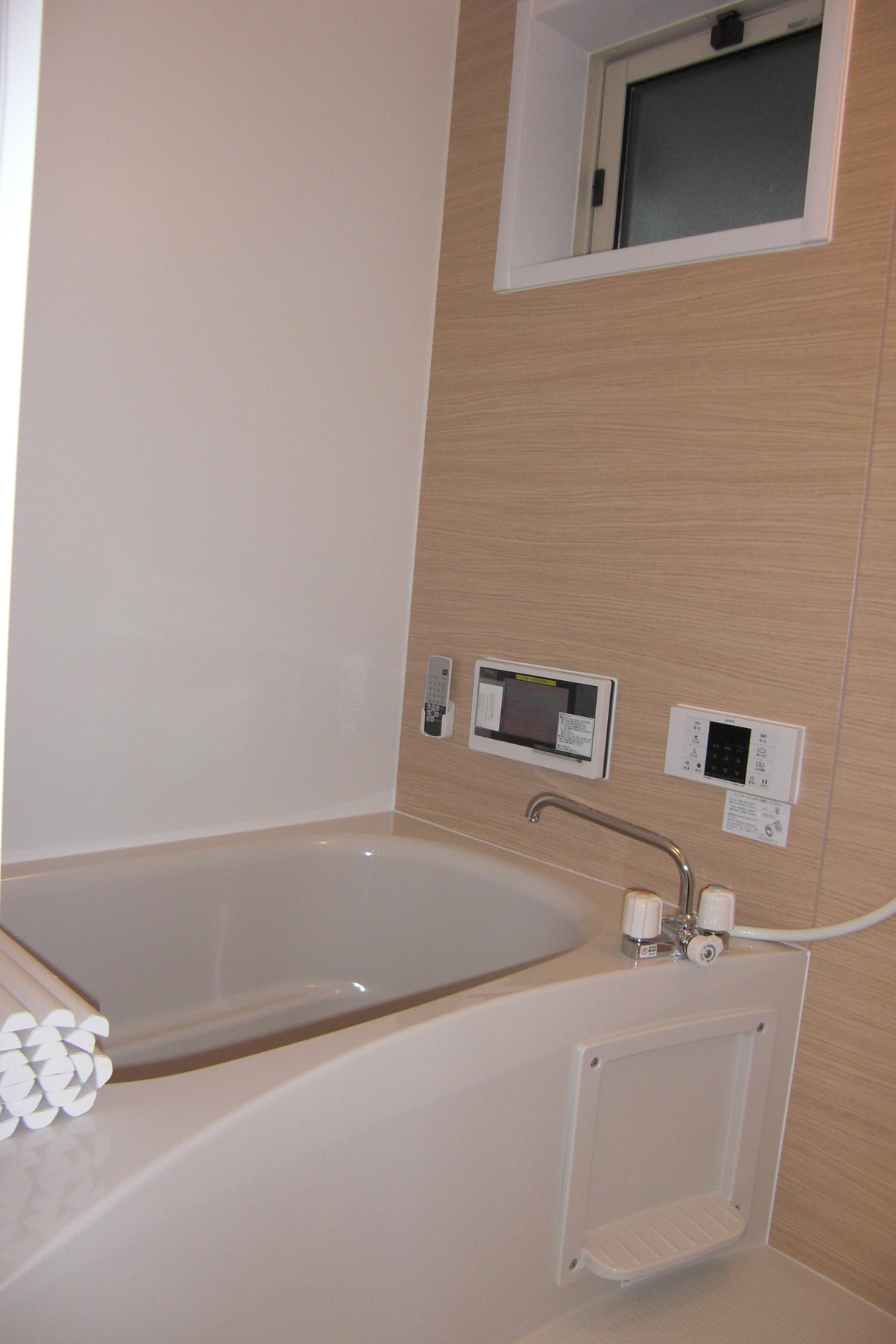 バス・シャワールーム　追い焚き付き。窓・浴室テレビ付きです。