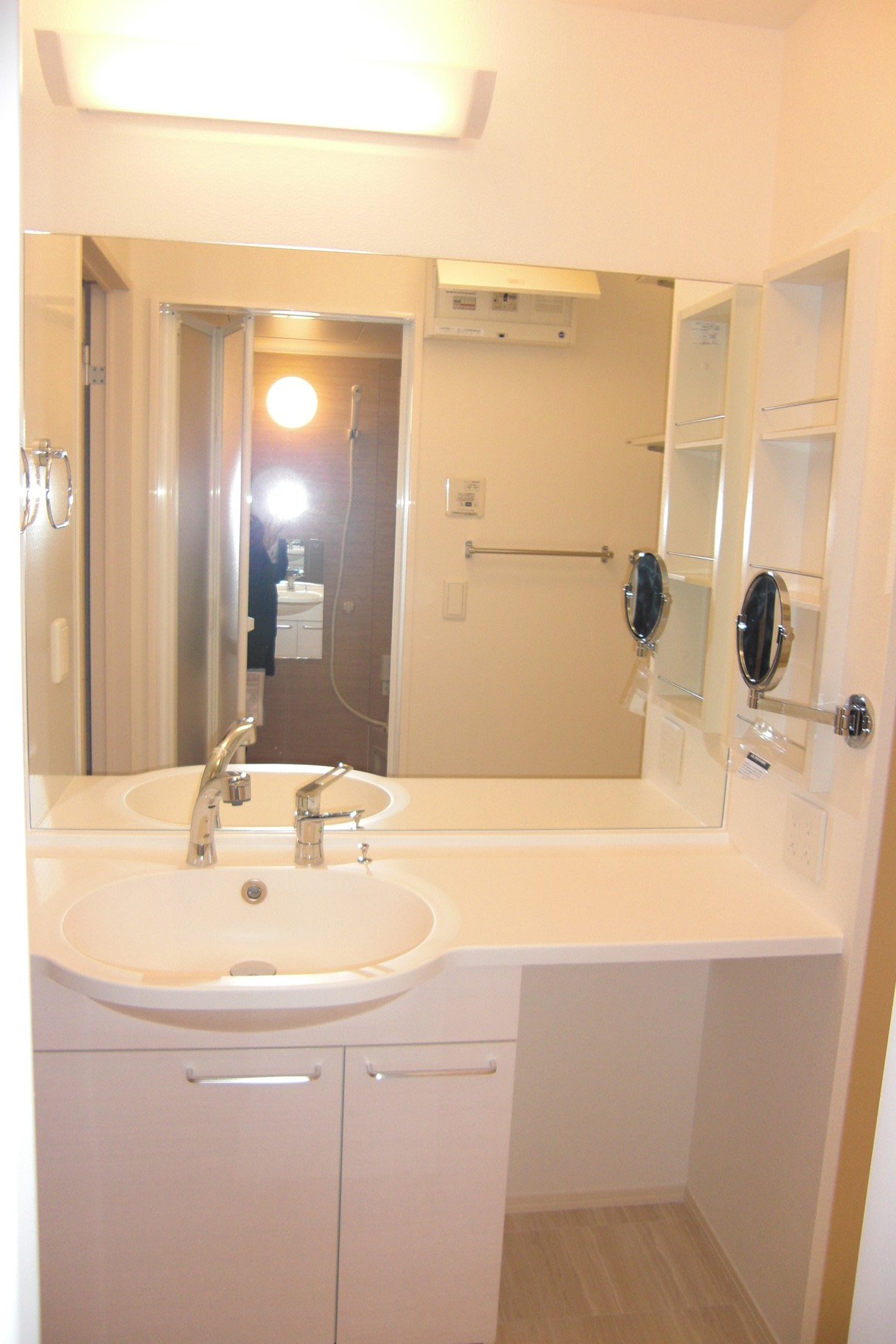 洗面設備　大型洗面台は人気の高い設備です。