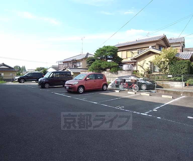 【京都市伏見区深草大亀谷西寺町のマンションの駐車場】