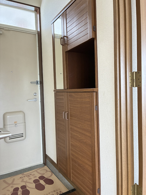 玄関　鏡付きの下駄箱