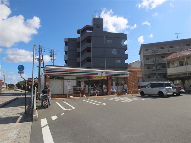 コンビニ　セブンイレブン東広島西条下見中央店（コンビニ）まで407m