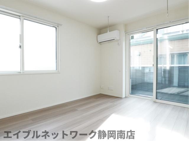 居室・リビング　こちらのリビングで趣味の時間をお楽しみください