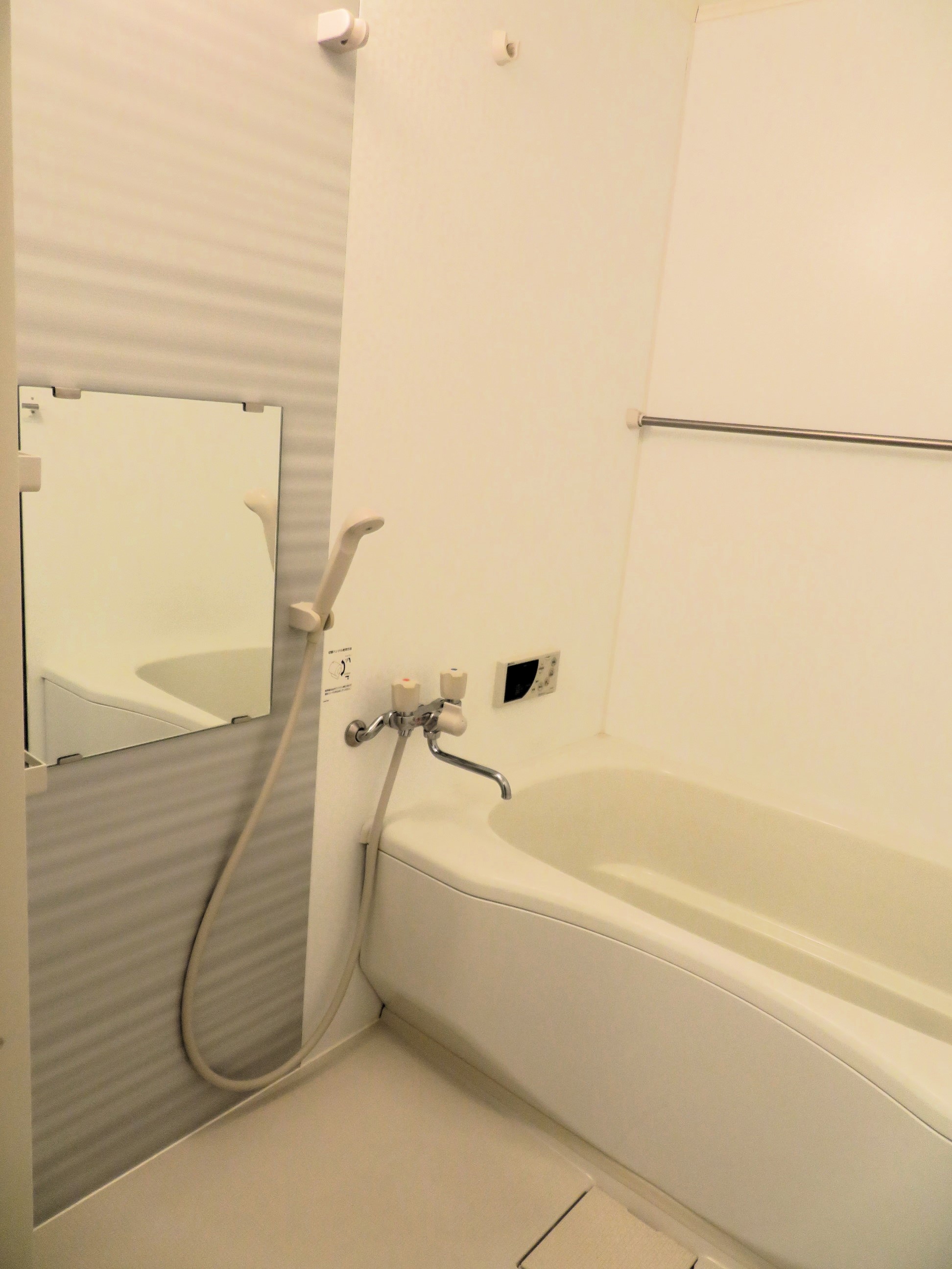 バス・シャワールーム　追い炊き機能付で経済的ですね！