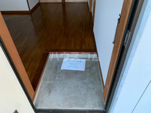【藤沢市亀井野のアパートの玄関】