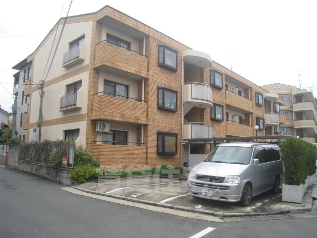 茨木市耳原のマンションの建物外観