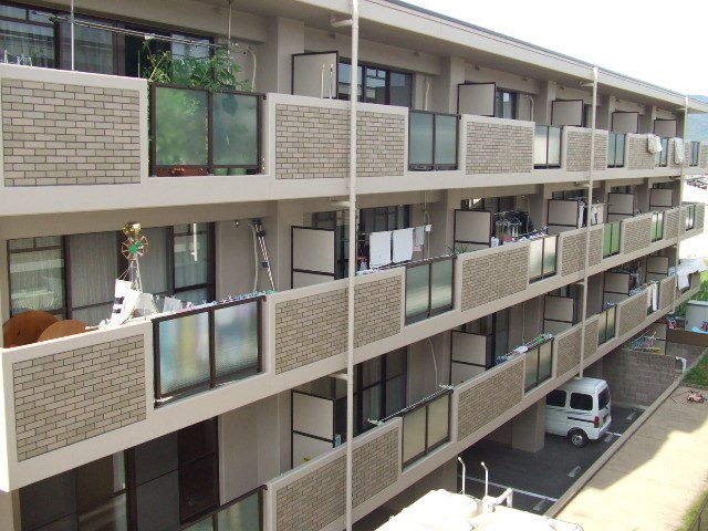 京田辺市草内上リ立のマンションの建物外観