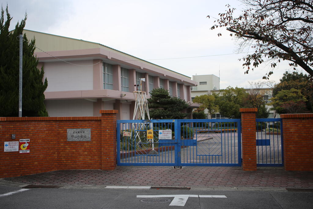 【パラシオン城下の小学校】