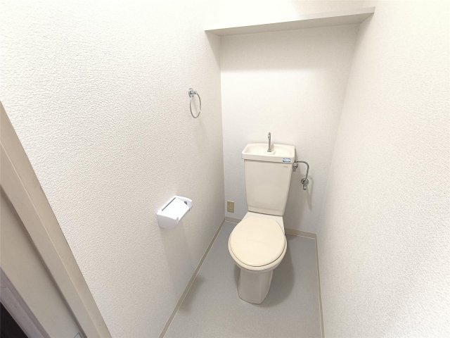 トイレ　落ち着いた色調のトイレです