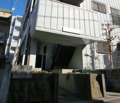 【松戸市二ツ木のマンションのエントランス】