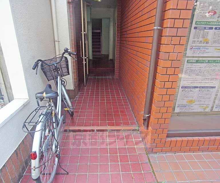 【京都市左京区下鴨貴船町のマンションのエントランス】