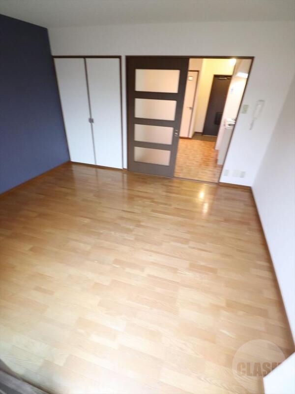 居室・リビング　アクセントクロスのお洒落な洋室