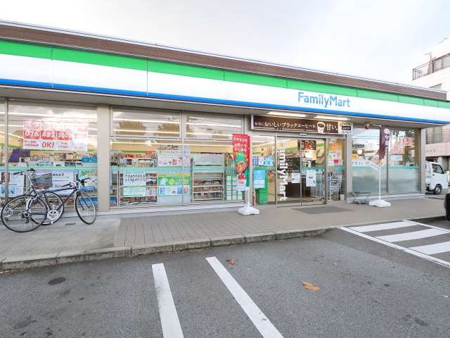 コンビニ　ファミリーマート（コンビニ）まで585m