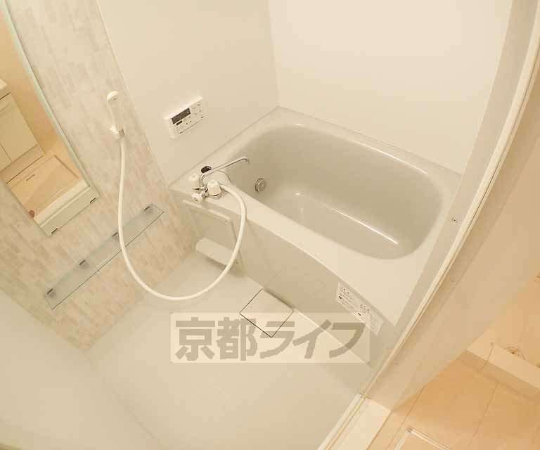 バス・シャワールーム　清潔感のあるバスルームです。