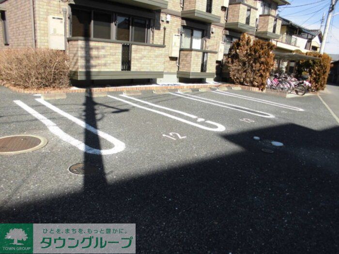 【熊谷市中西のアパートの駐車場】