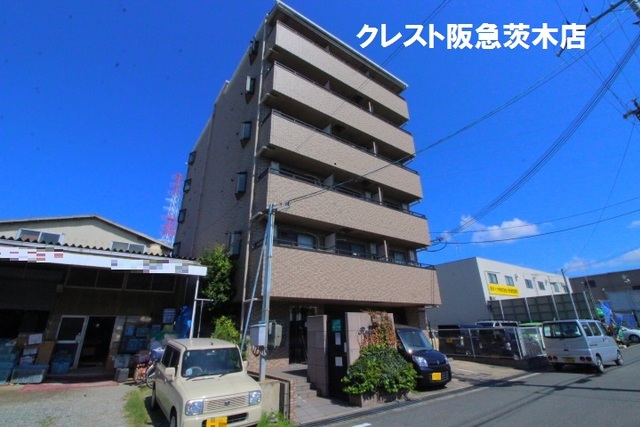 【摂津市鳥飼本町のマンションの建物外観】