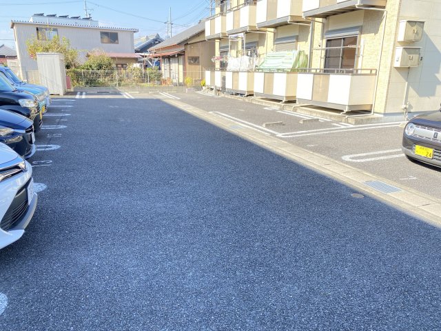 【ウィンズ御門Aの駐車場】