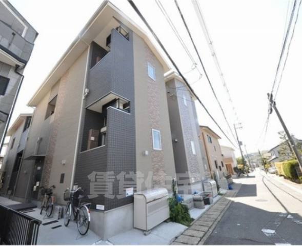 京都市伏見区醍醐和泉町のアパートの建物外観