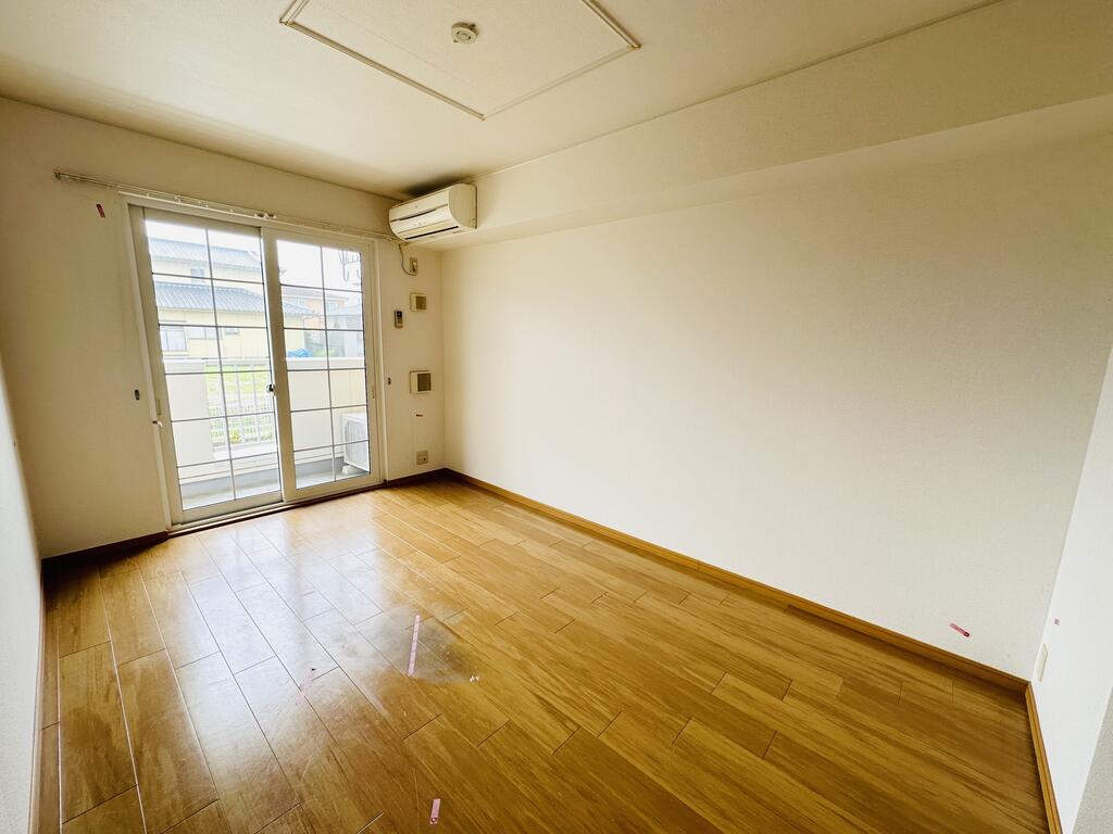 居室・リビング　※画像と反転タイプのお部屋です