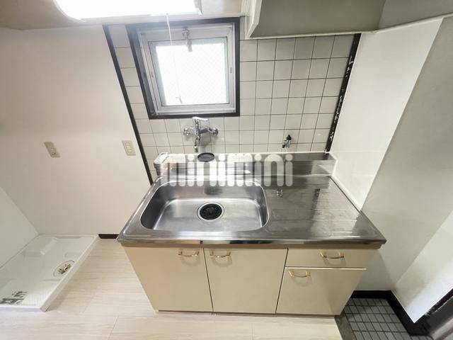 キッチン　小窓が付いて明るいキッチン