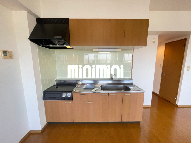 キッチン　トイレは上に収納スペースあります。