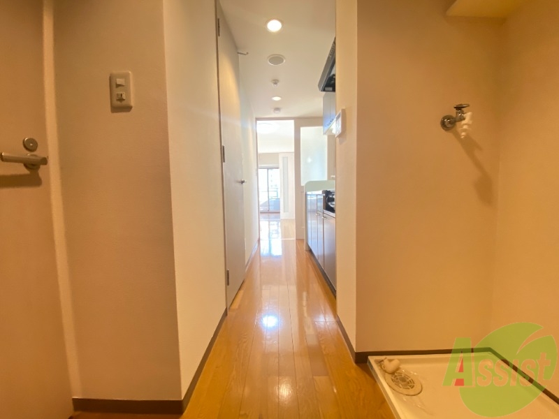 玄関　玄関から見たお部屋です。リビングから日が射し明るいですね。