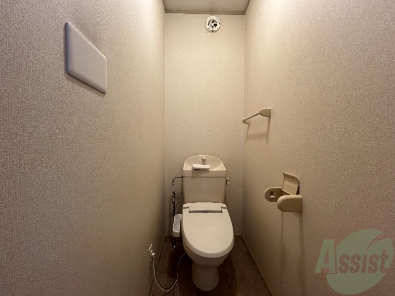 トイレ　トイレはウォシュレット機能付きです。安心して使用できますね。