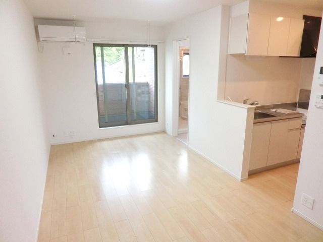 居室・リビング　白を基調にした明るいお部屋です